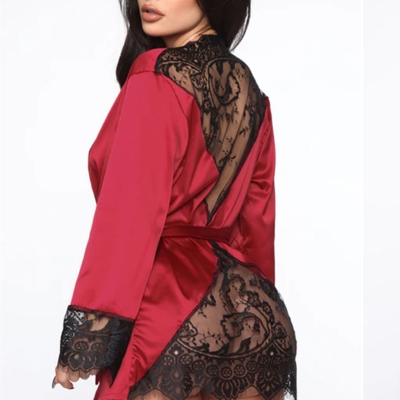 🔵 Red Satin Robe with Lace Trim Size Medium - Picture 2 of 6